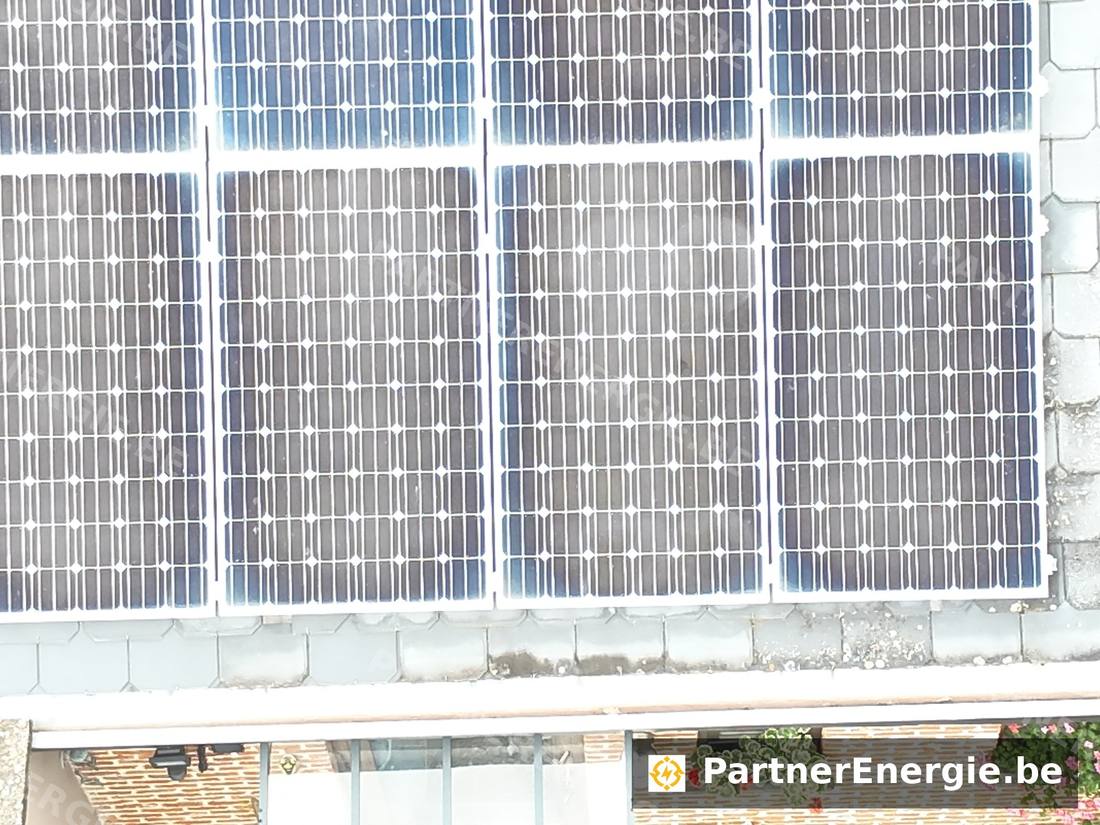 Photo réelle rapprochée de panneaux photovoltaïques polycristallins propres sur toiture, Wallonie