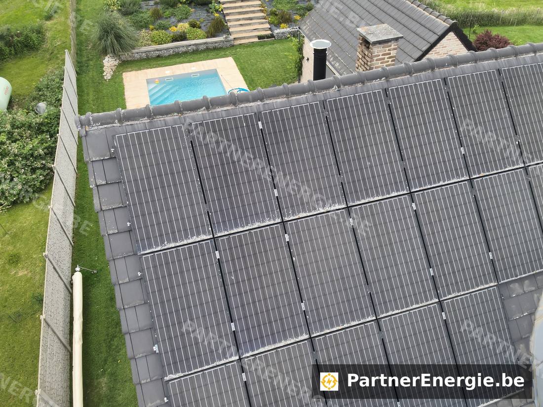 Comparatif thermographie et photo réelle d'une toiture solaire vue de drone, second string de modules