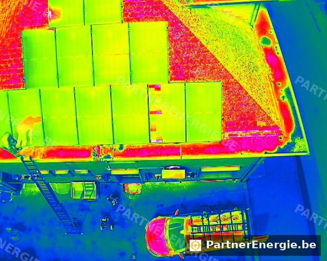 Thermographie aérienne d'une toiture d'entreprise équipée de panneaux photovoltaïques — Partner Energie