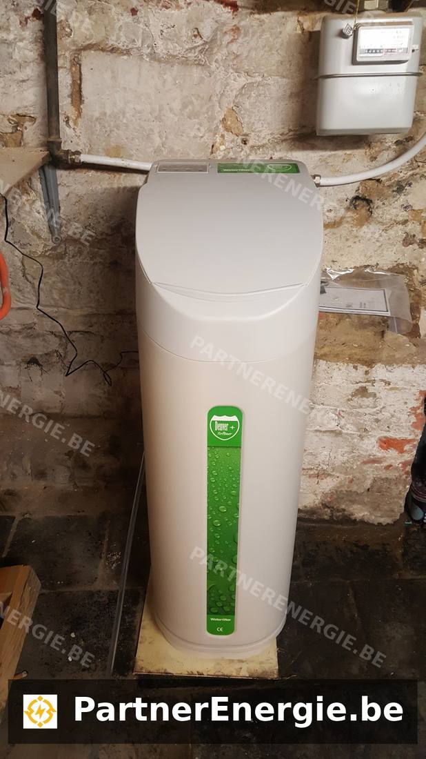 Adoucisseur Denver+ installé en local technique, compteur gaz visible — Partner Energie