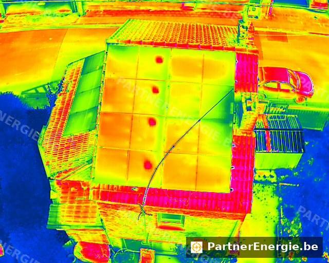 Thermographie drone palette rainbow — hot-spots sur panneaux photovoltaïques, province de Hainaut