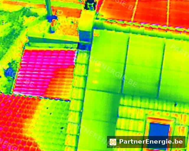 Vue aérienne réelle d'une toiture avec panneaux solaires anciens et récents sur deux pans