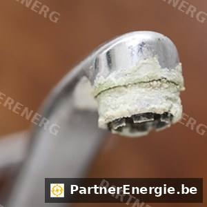 Robinet fortement entartré — dépôts calcaires visibles sur le bec — Partner Energie
