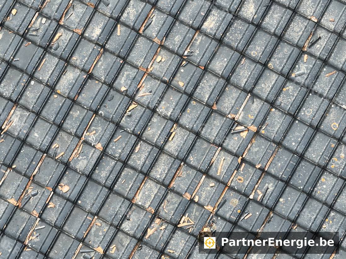 Vue aérienne rapprochée de la toiture et de la cheminée — Partner Energie