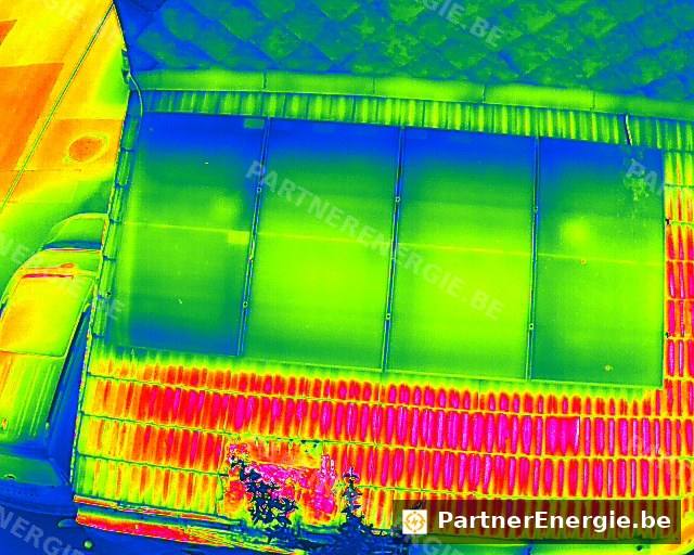 Thermographie rainbow de panneaux solaires et tuiles chauffées au soleil — référence de contraste