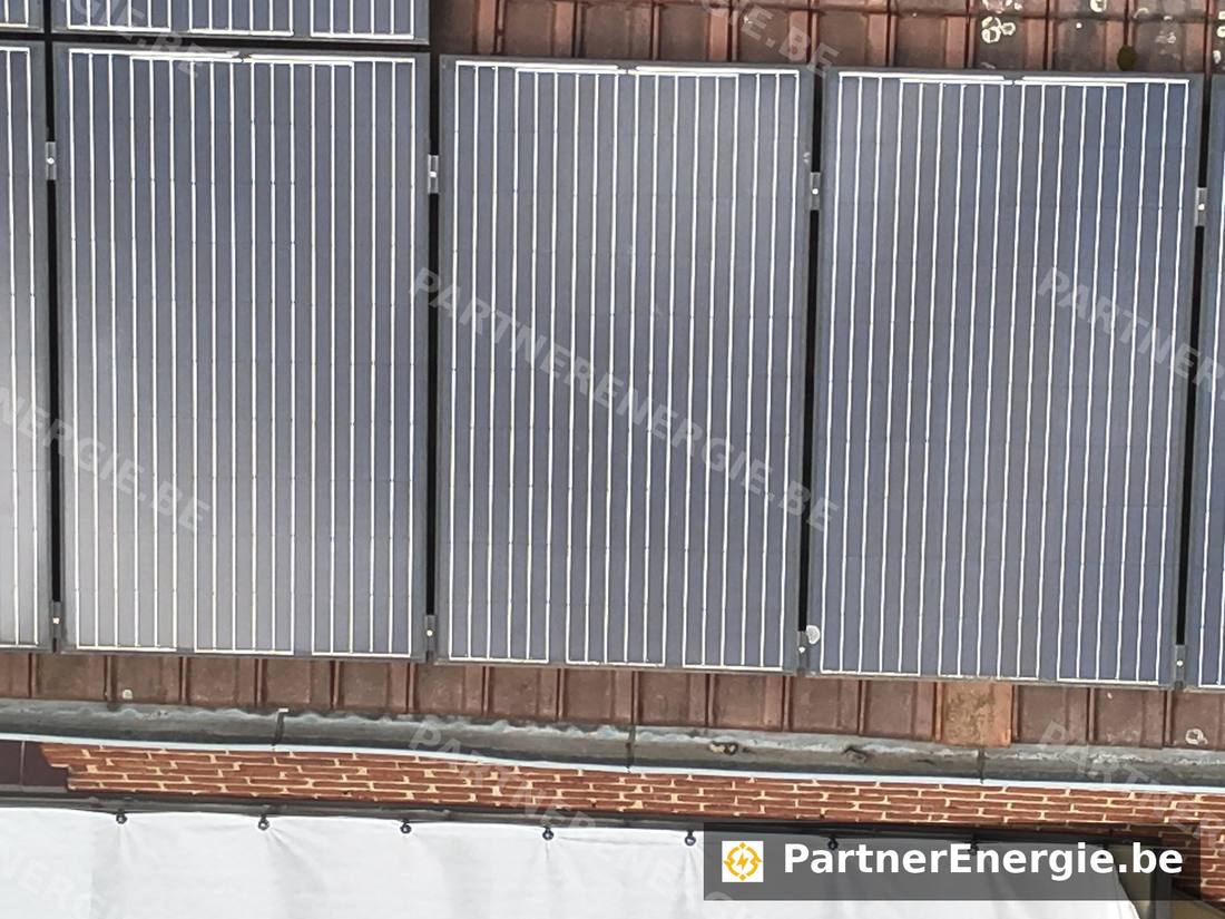 Vue réelle d'un pan de toiture photovoltaïque avec 20 modules câblés en un seul string