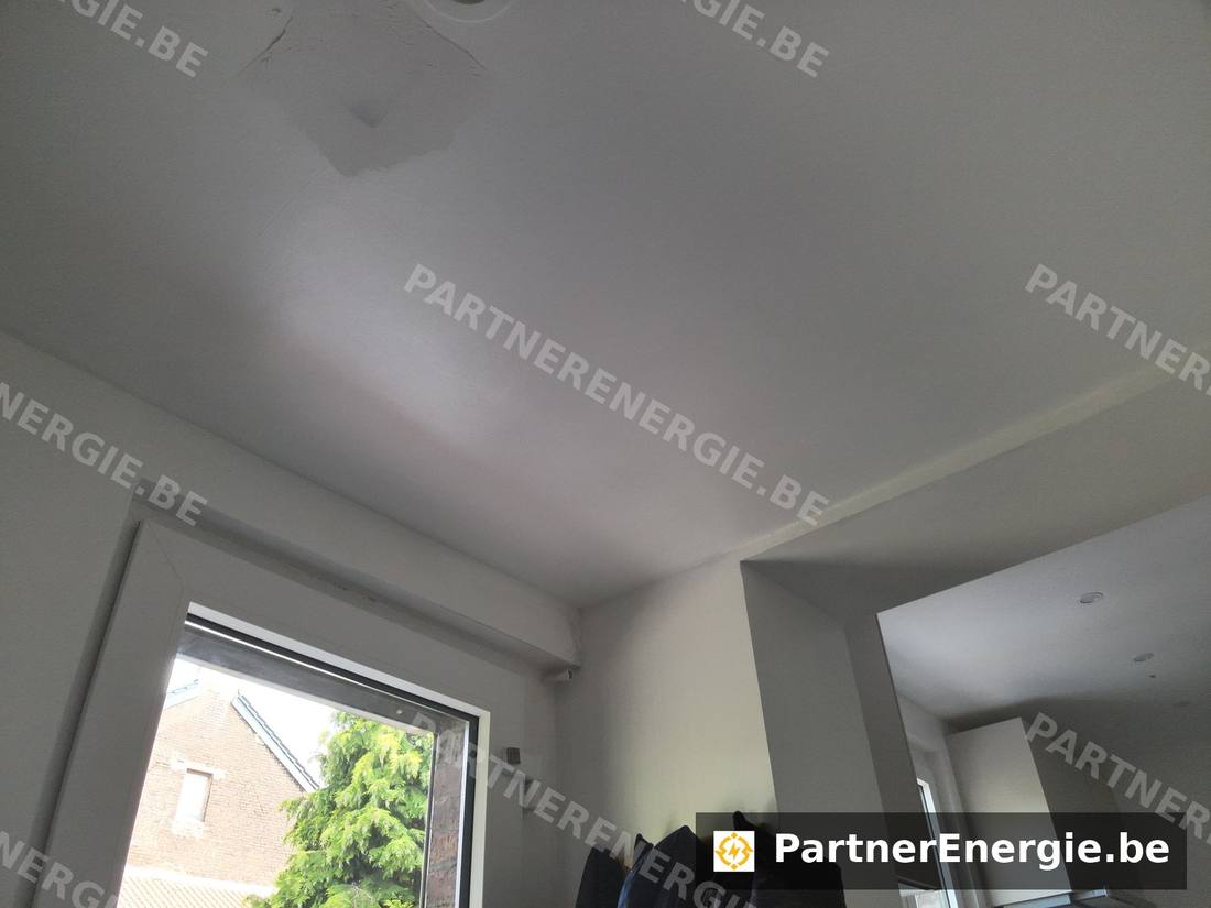 Vue réelle d'un plafond avec tache d'humidité et fissure visible — Partner Energie