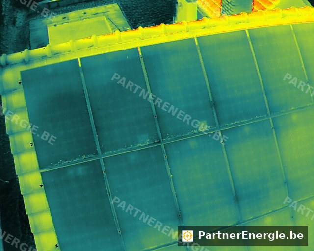 Vue thermique d'une installation photovoltaïque, gradient de température par rangée de modules