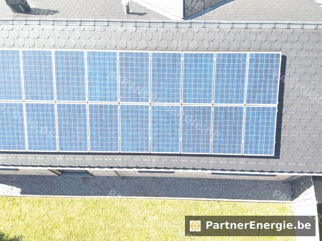 Modules photovoltaïques alignés vus du ciel en haute résolution — Partner Energie