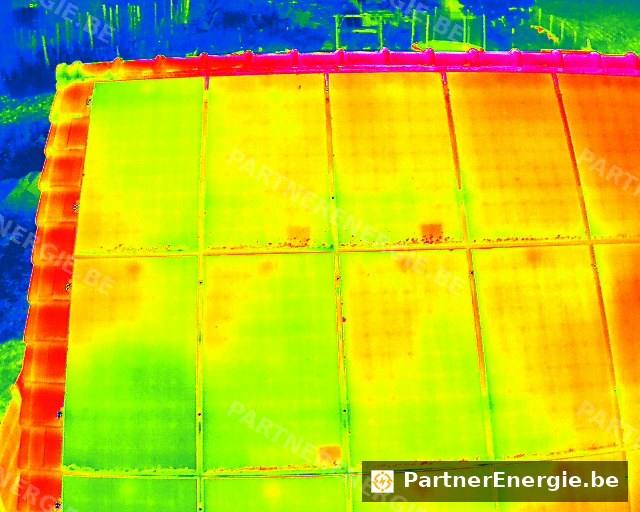 Vue thermique rapprochée d'un module solaire présentant un hot-spot cellulaire