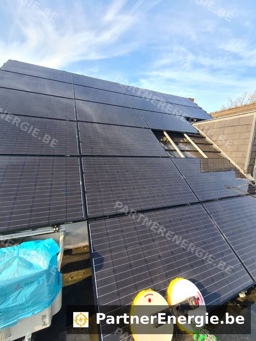 Champ de panneaux solaires nettoyés, vue d'ensemble d'une toiture en Wallonie