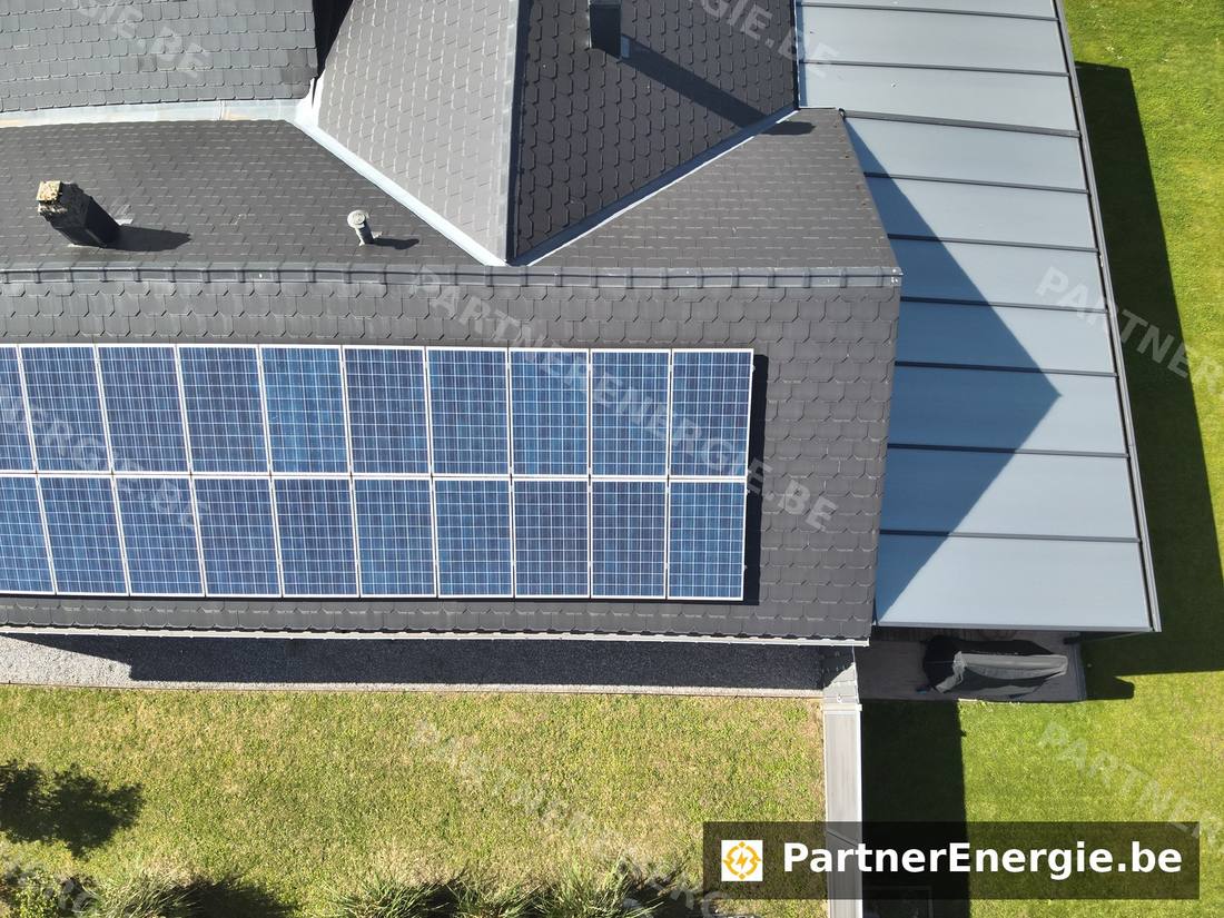 Vue aérienne RVB d'une grande installation photovoltaïque en toiture — Partner Energie