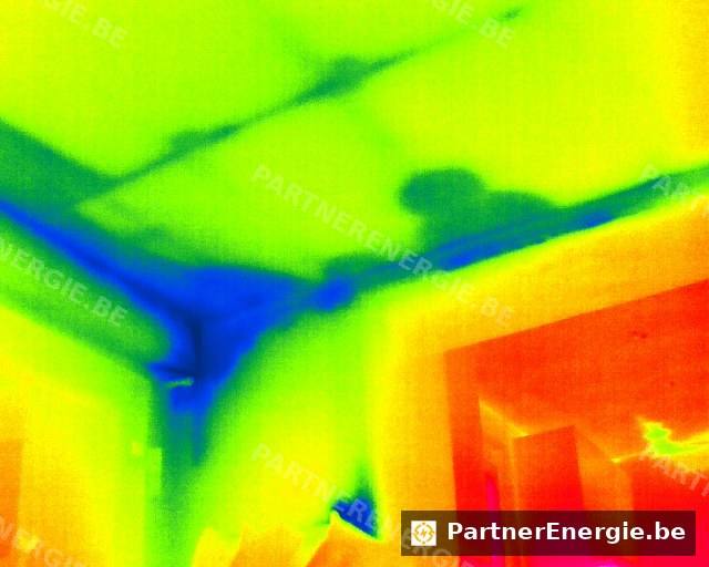 Vue thermique couleur d'un angle de plafond avec zone froide bleue — Partner Energie