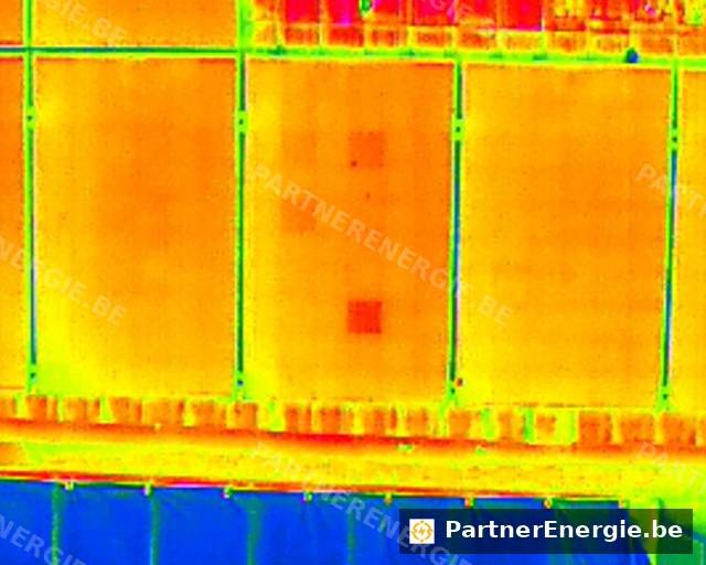 Vue thermique rapprochée d'un module photovoltaïque avec plusieurs points chauds superposés