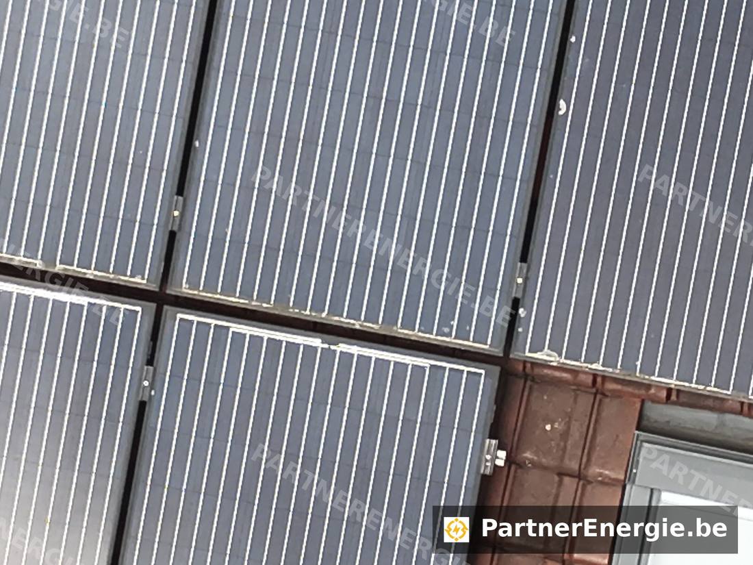 Vue réelle rapprochée d'une toiture photovoltaïque, ligne de faîtage et joints — Partner Energie