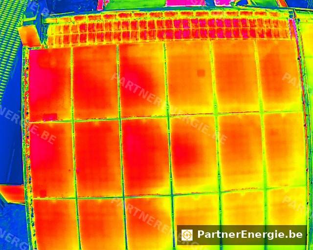 Vue thermique en palette magma d'un module solaire avec point chaud
