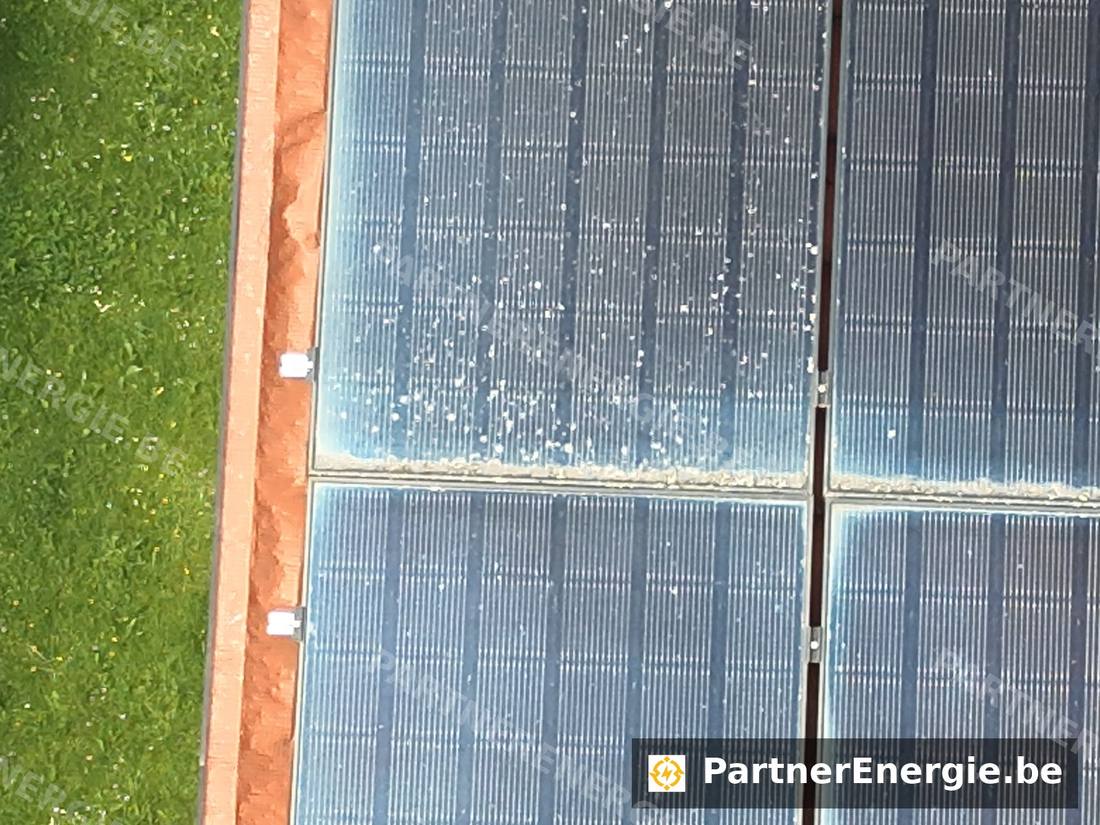Bord d'un champ photovoltaïque en toiture après nettoyage — Partner Energie