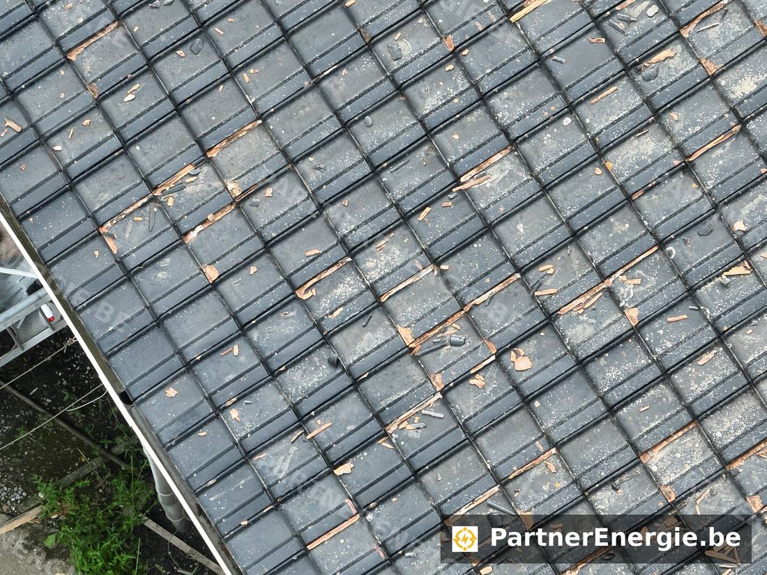Inspection rapprochée des tuiles en vue diagonale — Partner Energie