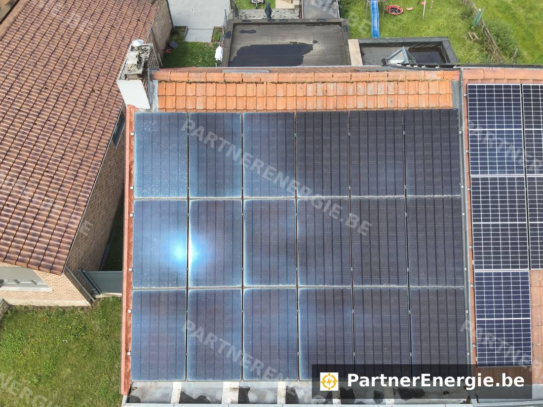 Vue aérienne réelle d'une installation photovoltaïque sur toiture résidentielle