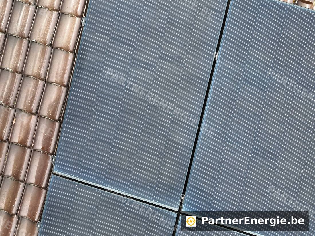 Panneaux photovoltaïques propres sur toiture en tuiles après entretien — Partner Energie