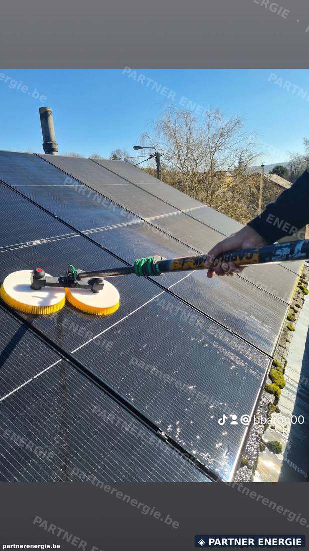 Nettoyage manuel de panneaux photovoltaïques à la brosse télescopique