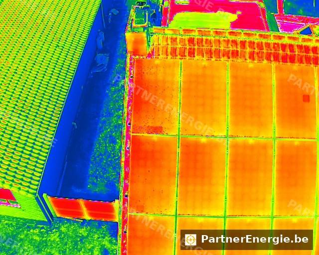 Vue thermique rapprochée d'un panneau photovoltaïque avec point chaud intense
