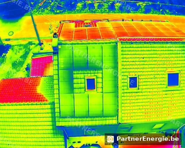 Vue thermique rapprochée d'un versant de toiture solaire avec anomalie cellulaire