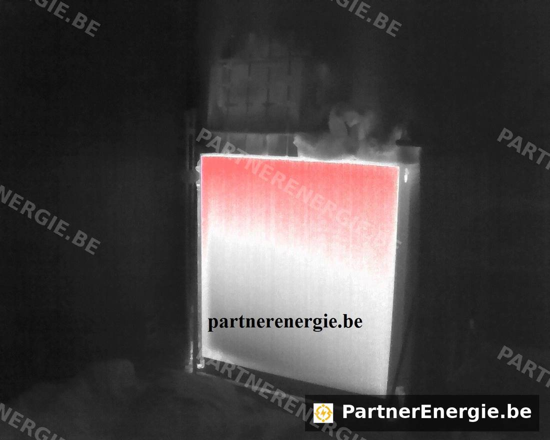 Diagnostic thermique intérieur d'un radiateur avant désembouage — caméra thermique Partner Energie