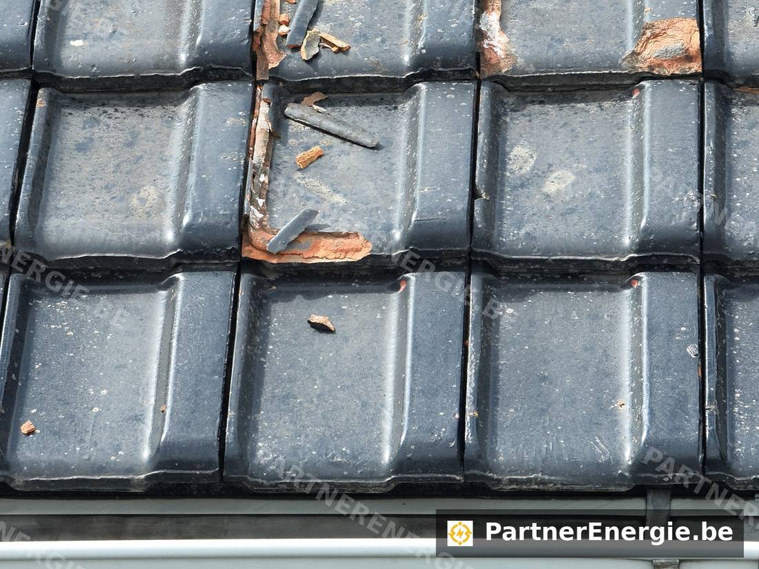 Inspection rapprochée des tuiles — débris et micro-fissures — Partner Energie