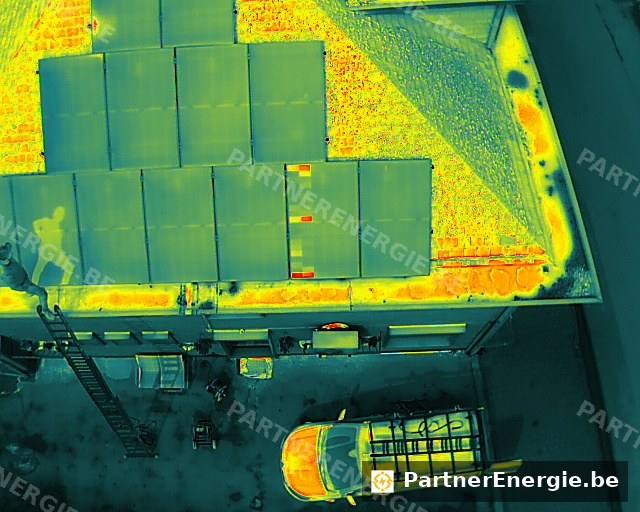 Champs de modules photovoltaïques vus en thermographie sur toiture industrielle — Partner Energie