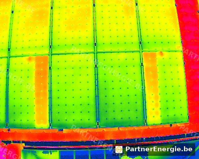 Thermographie rainbow — deux sous-chaînes de modules photovoltaïques en surchauffe