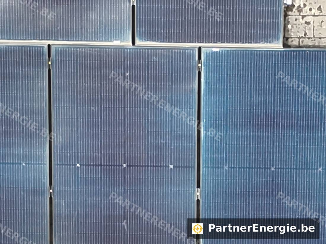 Image RVB rapprochée de modules photovoltaïques sur toiture d'entreprise — Partner Energie