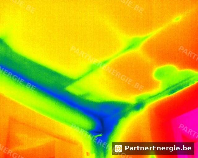 Thermographie intérieure d'un angle de plafond révélant un pont thermique — Partner Energie