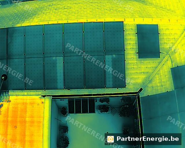 Thermographie de panneaux photovoltaïques en palette froide, deux légers écarts de température
