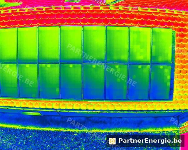 Rangée de modules photovoltaïques en thermographie, répartition homogène — Partner Energie