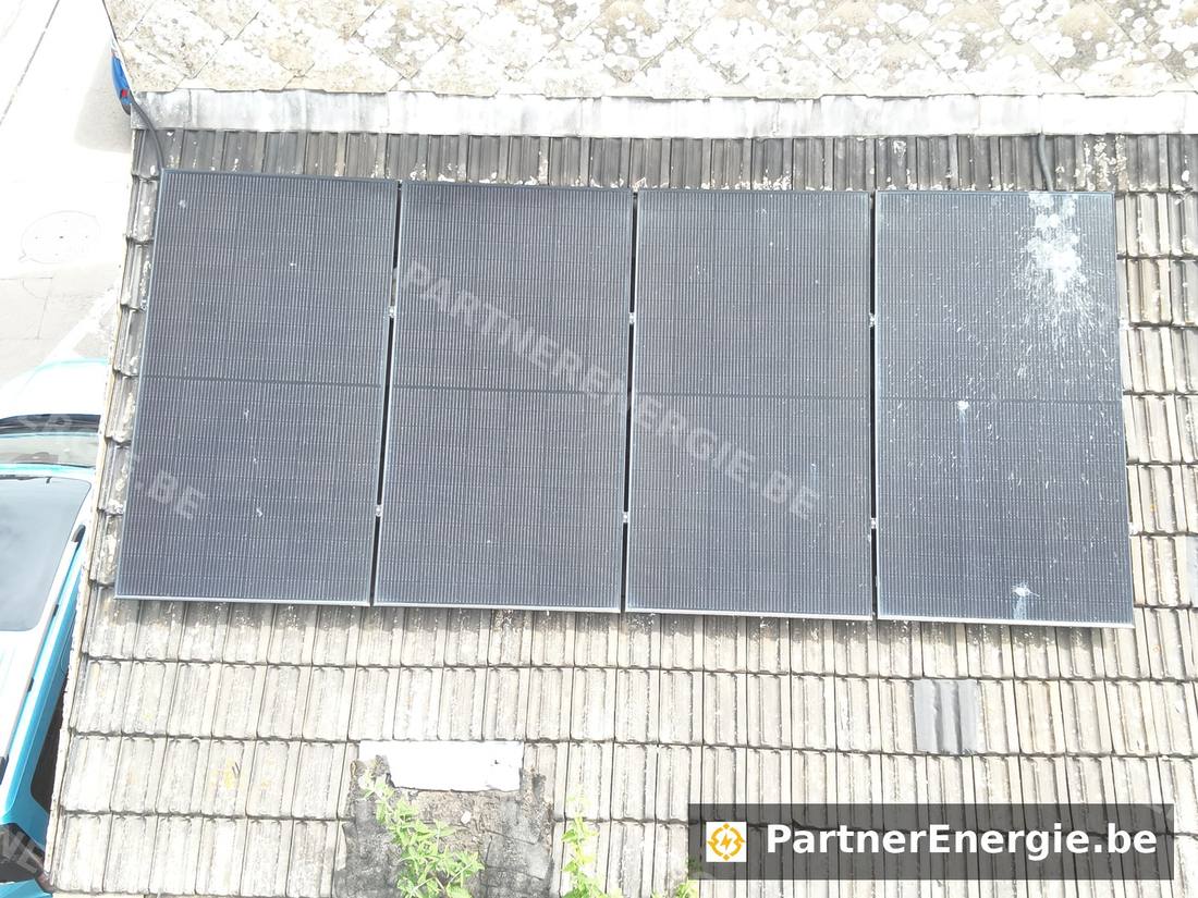 Fientes d'oiseaux sur un panneau photovoltaïque — salissement détecté lors d'une inspection par drone en Wallonie