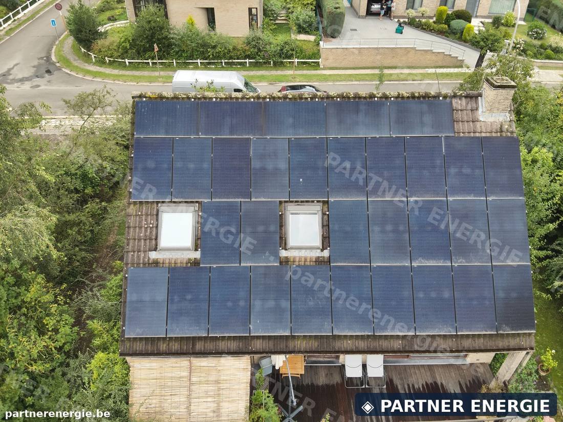 Vue aérienne par drone d'une installation photovoltaïque en toiture résidentielle avant inspection thermique