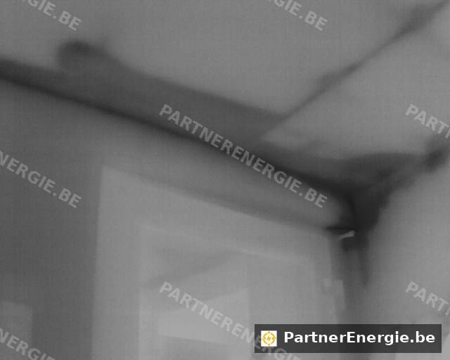 Vue réelle d'un angle de plafond sans dégât apparent — Partner Energie