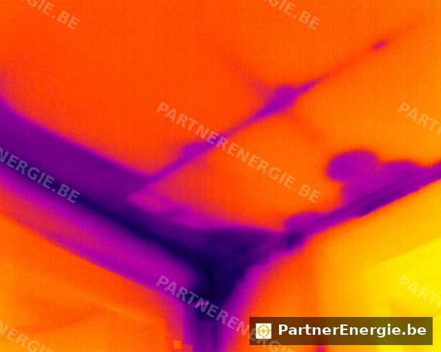Vue thermique couleur d'un plafond, palette orange et violet — Partner Energie