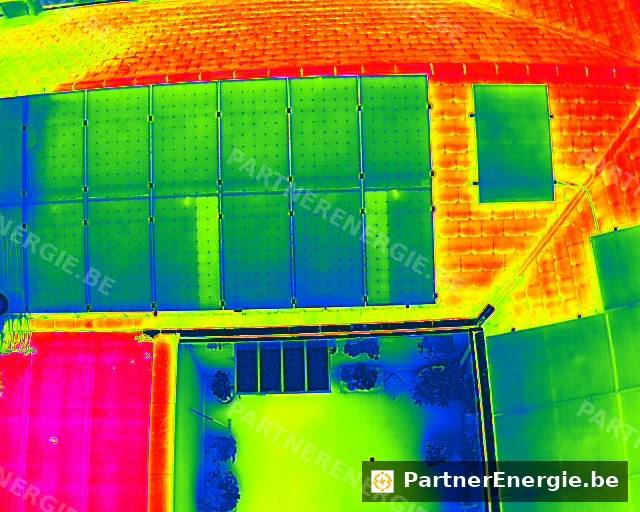 Thermographie drone palette rainbow d'une toiture photovoltaïque, province de Hainaut
