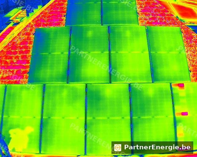 Gros plan thermique sur des modules photovoltaïques de grande surface — Partner Energie