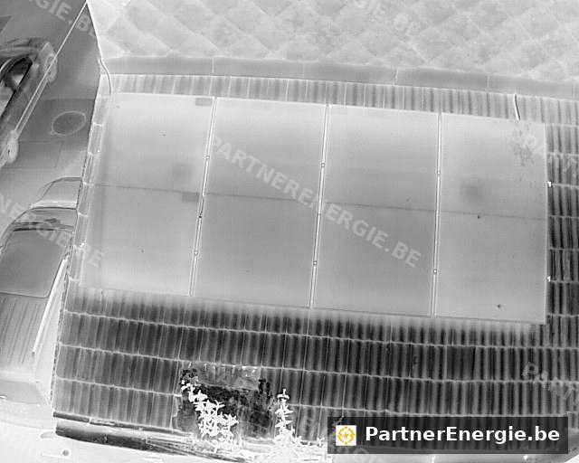Thermographie white-hot d'une rangée de panneaux solaires — zones d'échauffement localisées