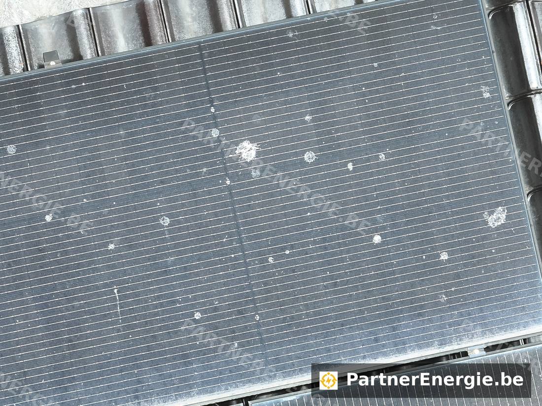 Taches de salissure réparties sur plusieurs panneaux photovoltaïques — Partner Energie