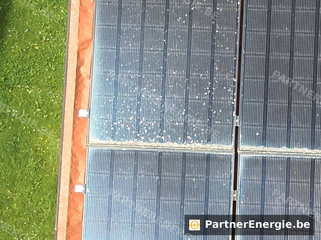 Vue réelle rapprochée de panneaux photovoltaïques, dépôts de grêle visibles