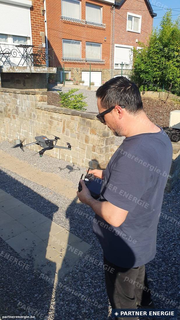 Télépilote pendant un audit photovoltaïque