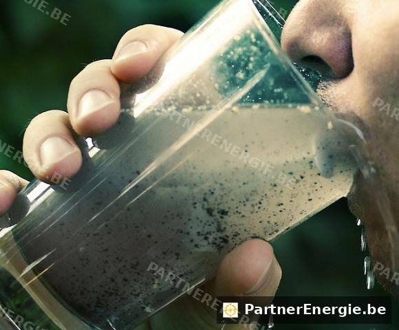 Eau non traitée avec dépôts visibles dans un verre — Partner Energie