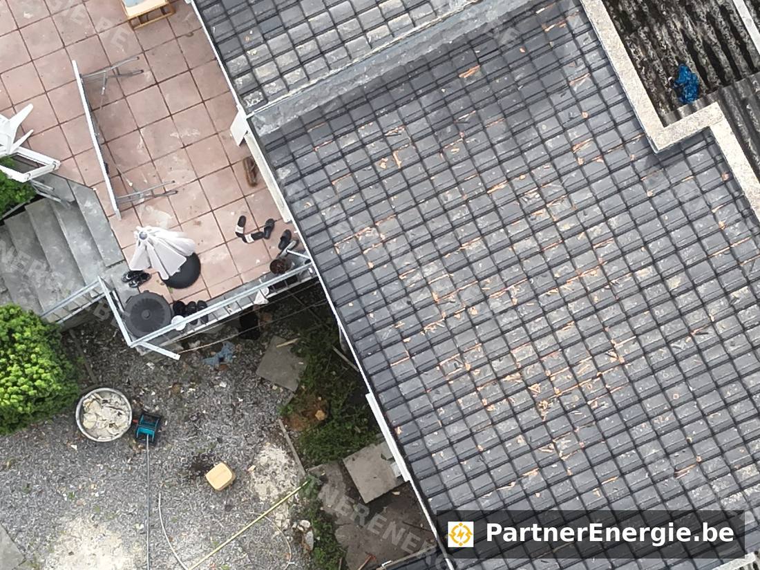 Vue aérienne de la toiture avec terrasse en contrebas — Partner Energie