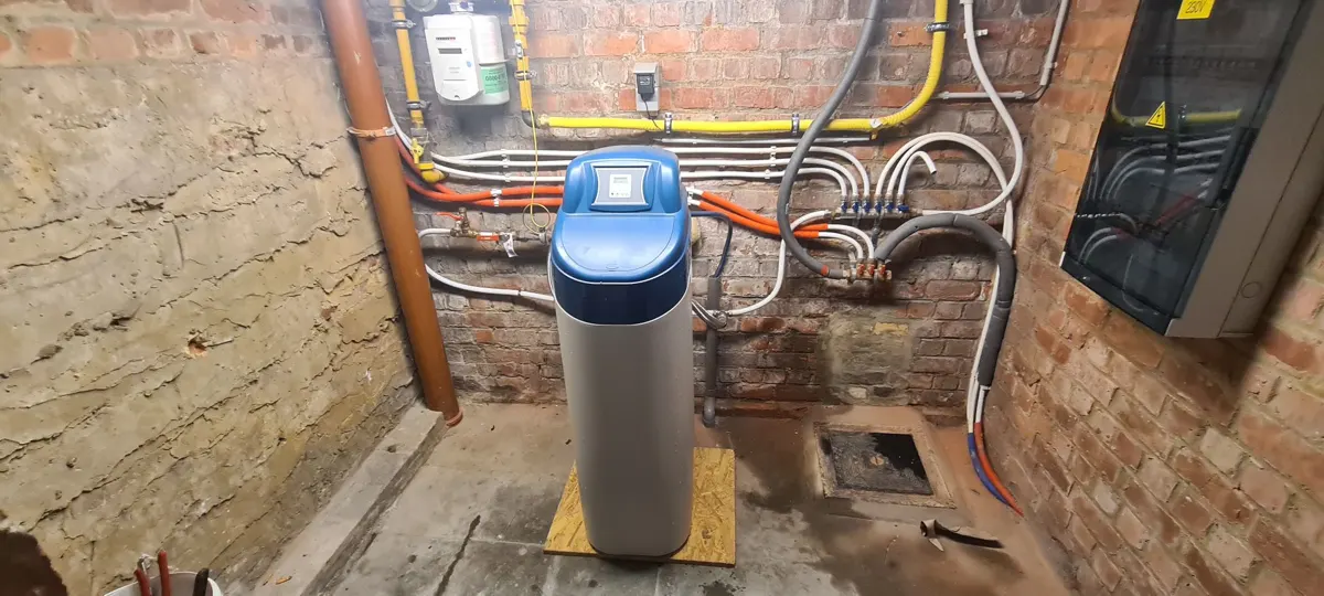 Robinet de salle de bain avec dépôts de calcaire blanc visibles sur le mitigeur