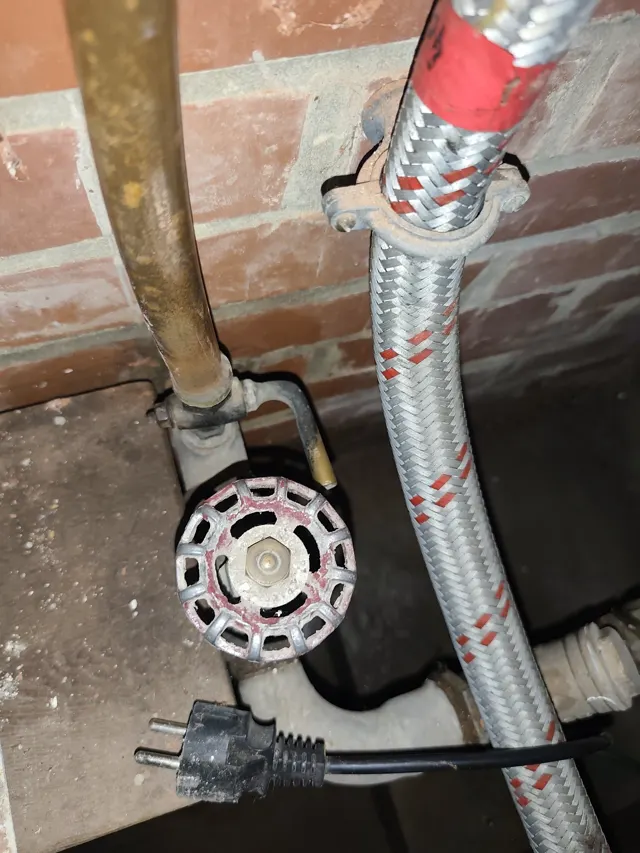 Technicien ouvrant le bac à sel d'un adoucisseur d'eau pour contrôler le niveau