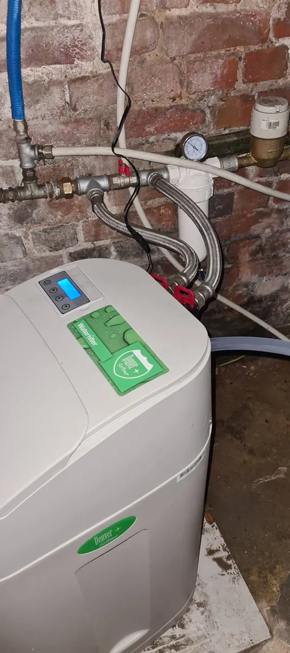 Osmoseur compact installé sous un évier de cuisine avec son robinet dédié